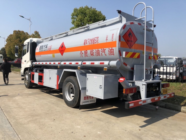 楚勝?lài)?guó)六東風(fēng)天錦12.7方油罐車(chē)
