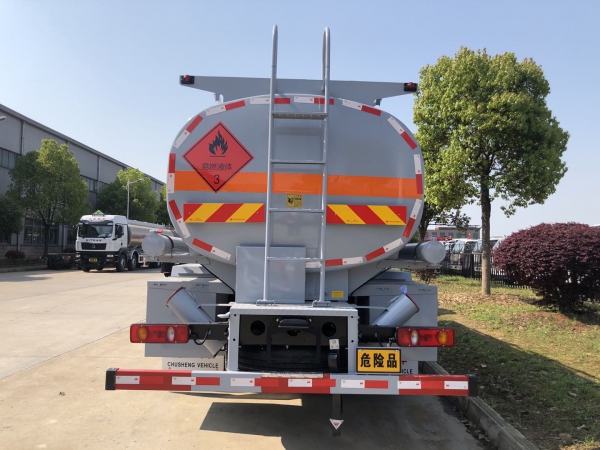 楚勝?lài)?guó)六東風(fēng)天錦12.7方油罐車(chē)